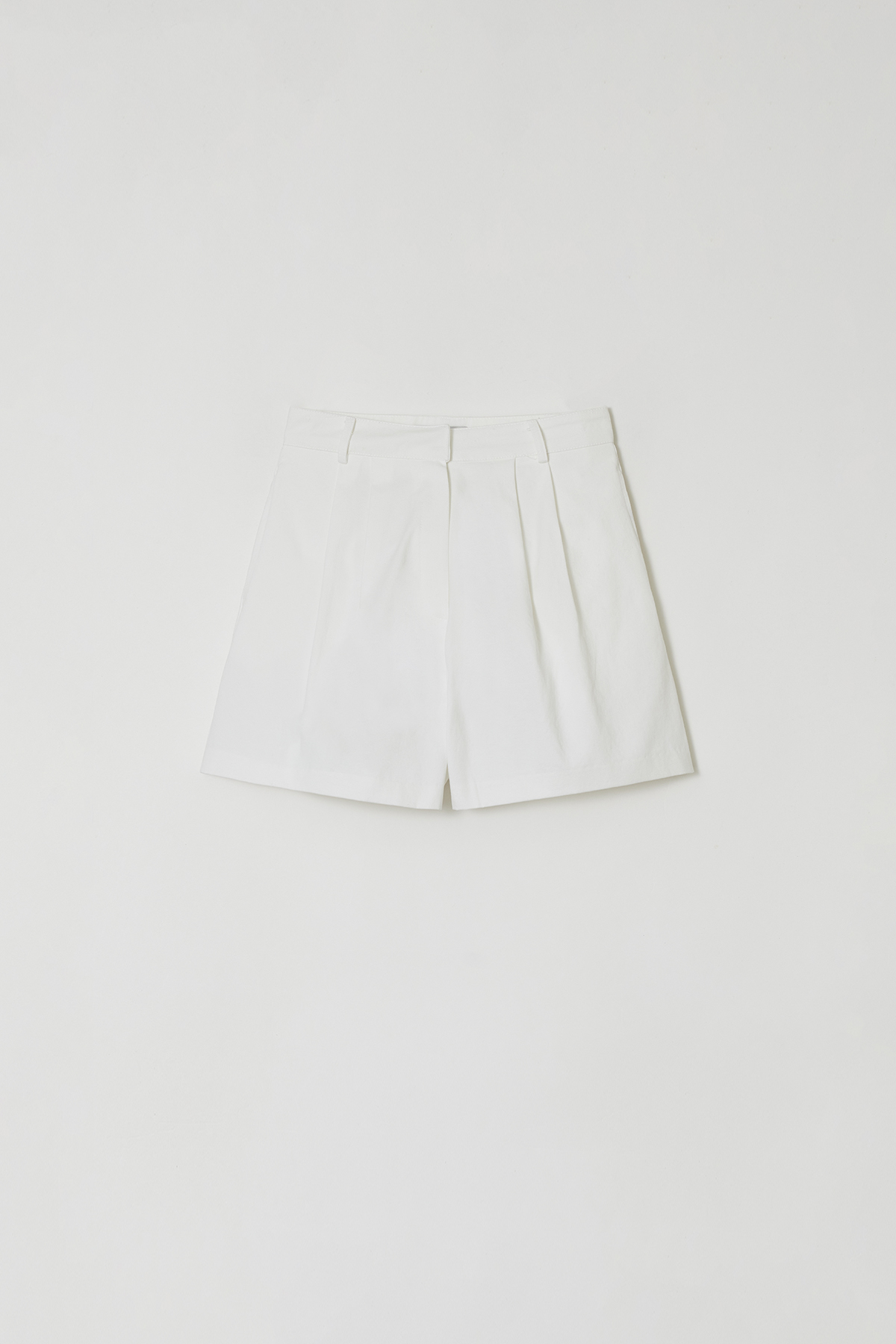 [NEW] TWO TUCK COTTON SHORTS, WHITE